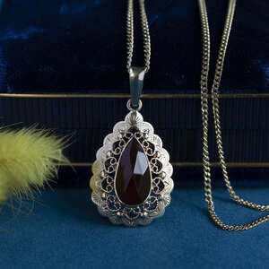Gold pendant with carnelian 14 kt