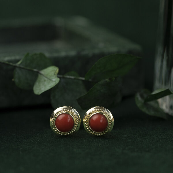 vintage Gouden solitair oorstekers met bloedkoraal 14 krt