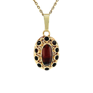 Gold entourage pendant with garnet 14 krt