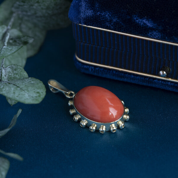 vintage Gold pendant with blood coral 14 kt