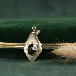 Golden pendant with garnet 14 kt