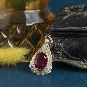 Gold pendant with ruby 14 kt