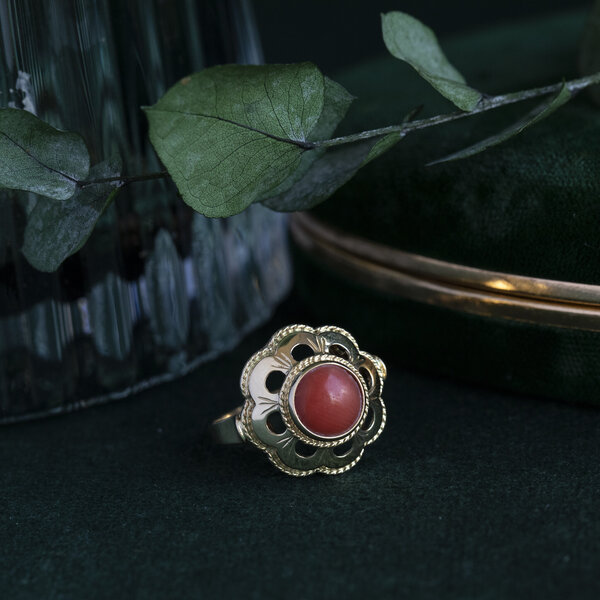 vintage Gold ring with blood coral 14 kt
