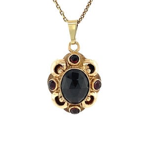 Gold entourage pendant with garnet 14 krt