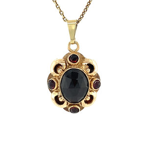 Gold pendant with garnet 14 krt
