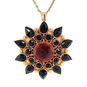 Gold entourage pendant with garnet 14 krt