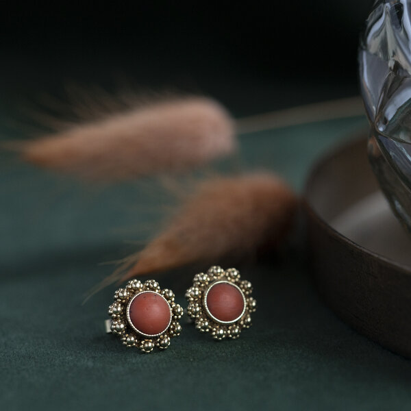 vintage Gold ear studs with blood coral 14 krt
