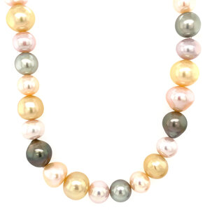 Golden shovel pearl necklace 18 carat