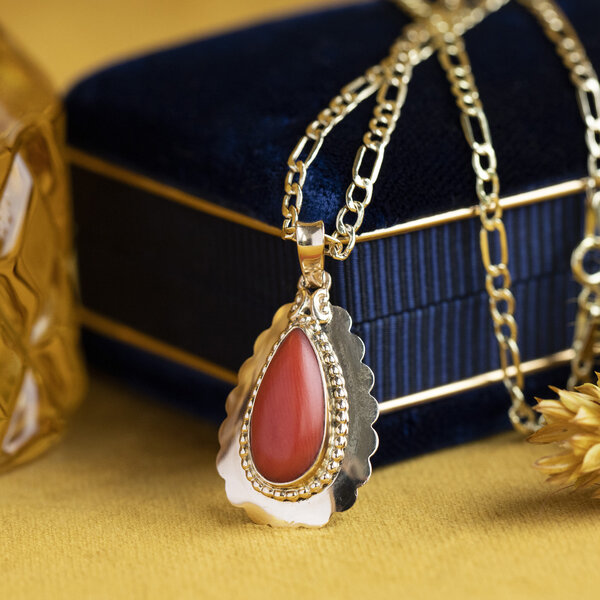 vintage Gold pendant with blood coral 14 kt