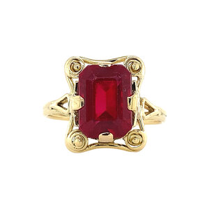 Gold ring with ruby 14 krt
