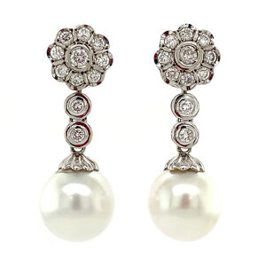 Gouden oorhangers met parel en diamant 18 krt