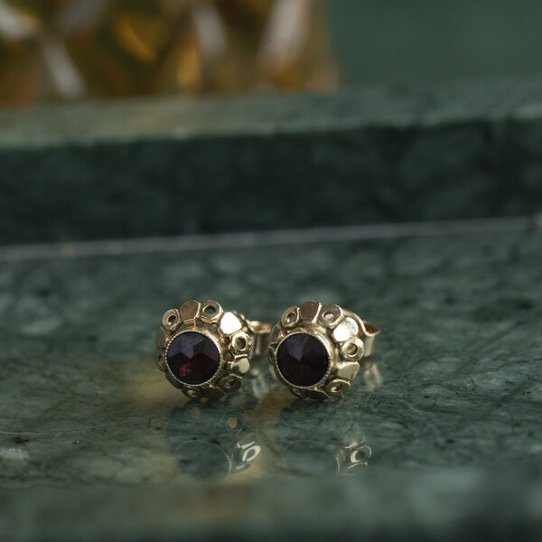 vintage Gouden oorstekers met granaat 14 krt