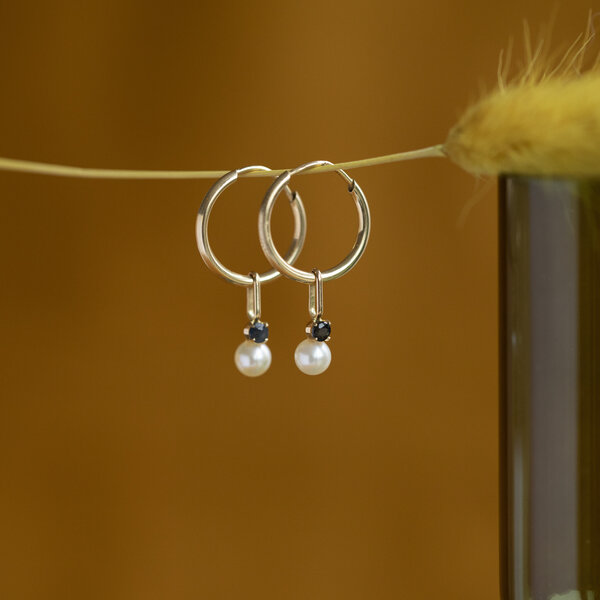 vintage Gouden oorringen met met parel en saffier 14 krt