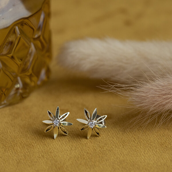 vintage Gouden oorstekers met diamant 14 krt