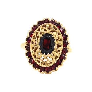 Gold entourage ring with garnet 18 krt