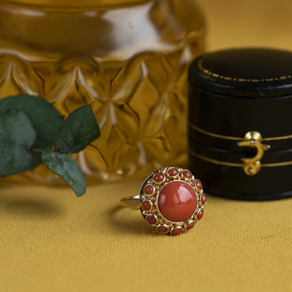 vintage Gouden entourage ring met bloedkoraal 14 krt