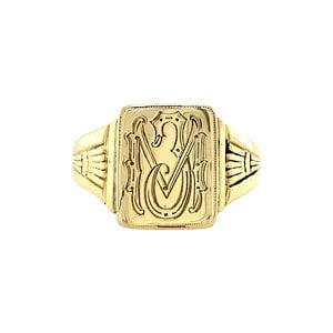 Gold signet ring with engraving 14 krt