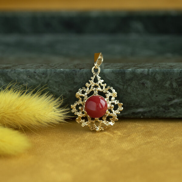 vintage Gouden hanger met bloedkoraal 14 krt
