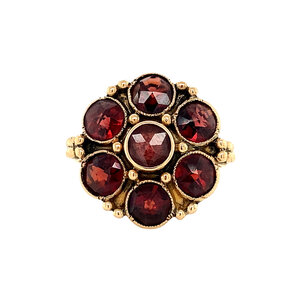 Gold entourage ring with garnet 14 krt