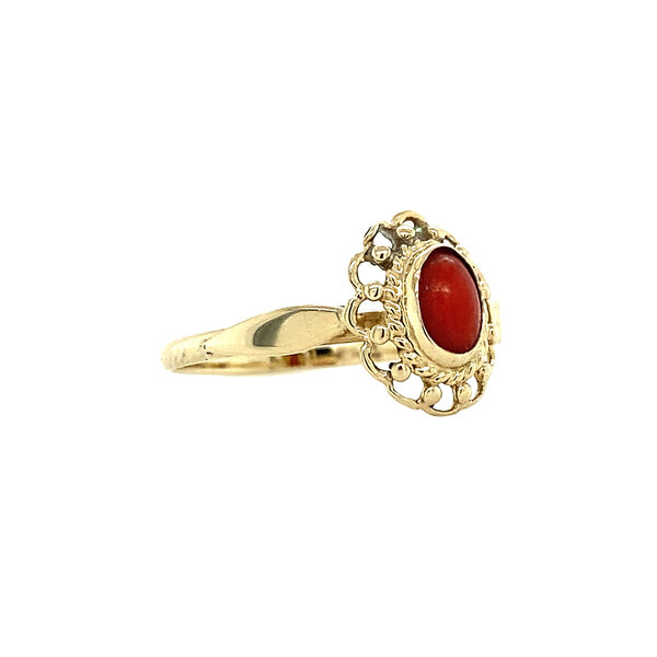 vintage Gold ring with blood coral 14 krt