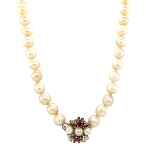 Pearl necklace with white gold clasp with ruby 43.5 cm 14 krt