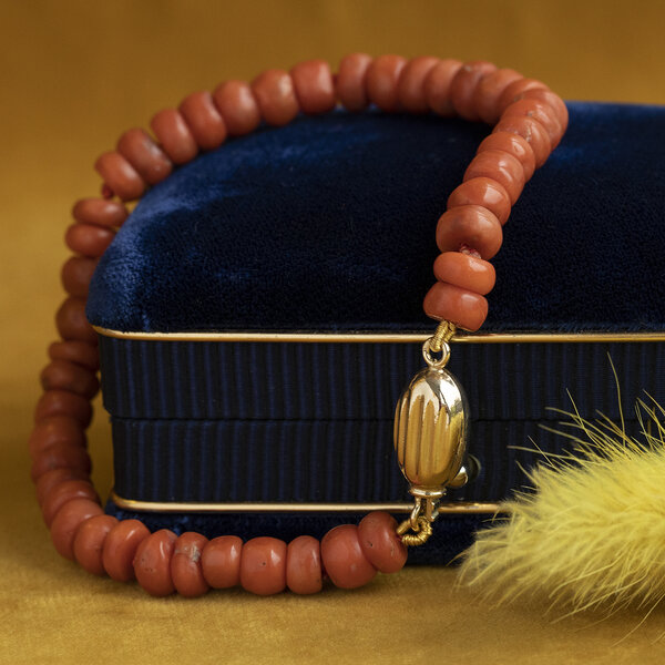 vintage Bloedkoraal armband met gouden sluiting 18.5 cm 14 krt