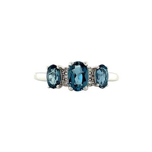 White gold ring with topaz and diamonds 14 krt