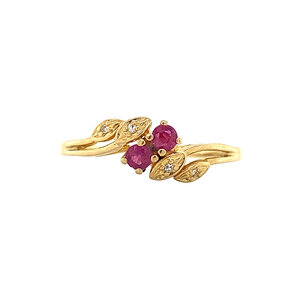 Gouden slagring met robijn en diamant 14 krt