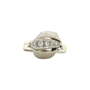 White gold ring with diamonds 14 krt