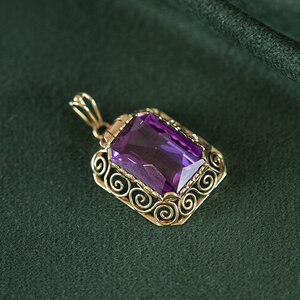 Gold pendant with sapphire 14 kt