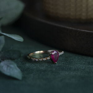 Ring met robijn en diamant 9 krt
