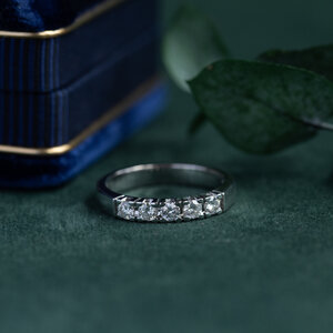 White gold memoir ring with diamonds 14 krt