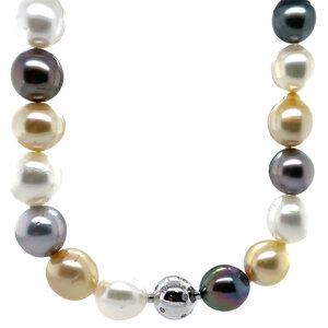 Schoeffel pearl necklace with diamonds 18 krt