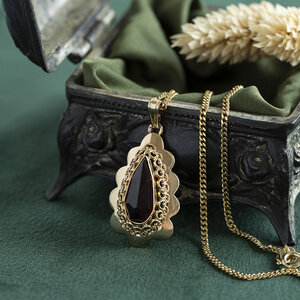 Gold pendant with garnet 14 kt