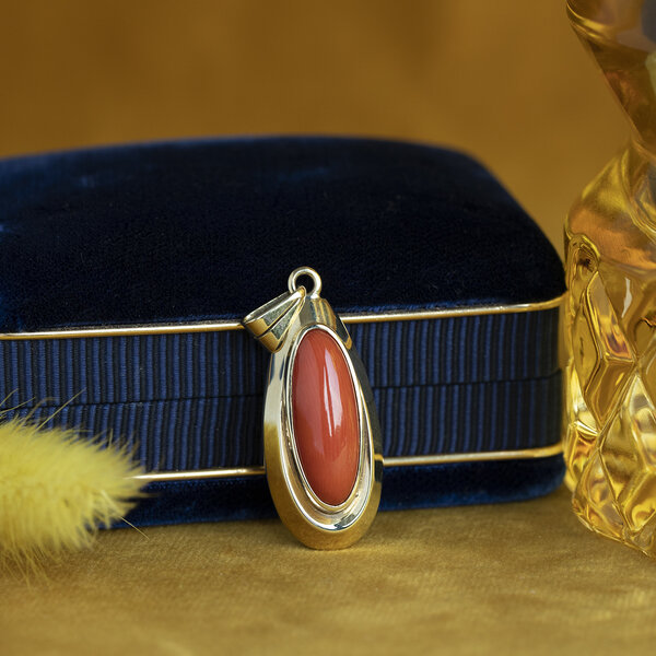 vintage Pendant with blood coral 8 kt