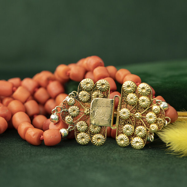 vintage Bloedkoraal collier met gouden sluiting 14 krt