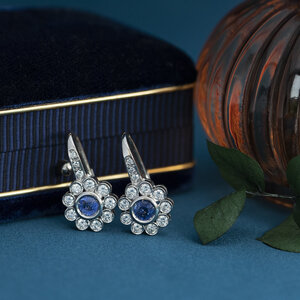 White gold entourage drop earrings with sapphire and diamond 18 kt