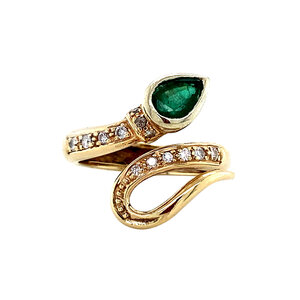 Gouden ring met smaragd en diamant 14 krt