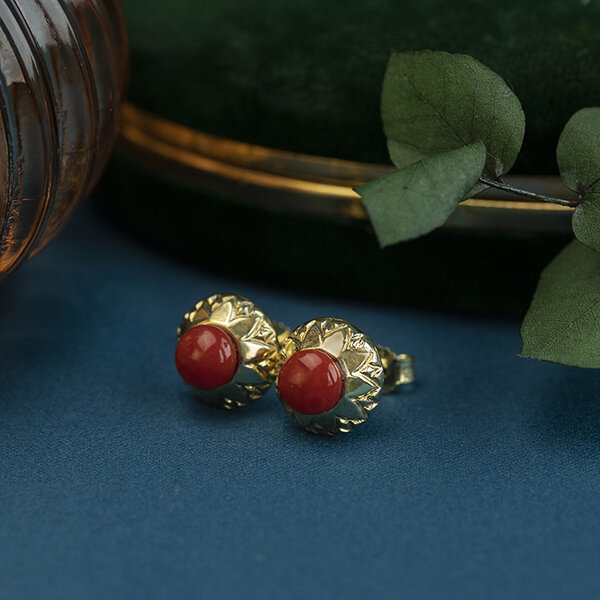 vintage Gold ear studs with blood coral 14 krt