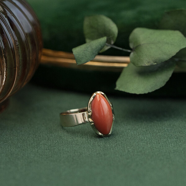 vintage Ring with blood coral 12 krt