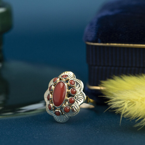 vintage Gouden entourage ring met bloedkoraal 14 krt