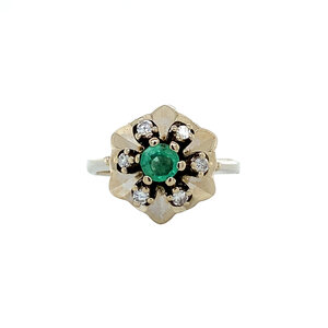 White gold ring with emerald and diamonds 14 krt