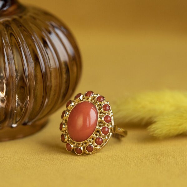 vintage Gold entourage ring with blood coral 14 kt