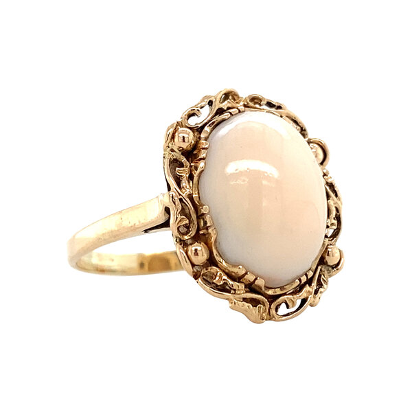 vintage Gold ring with angel skin coral 14 krt