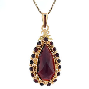 Gold pendant with garnet 14 kt