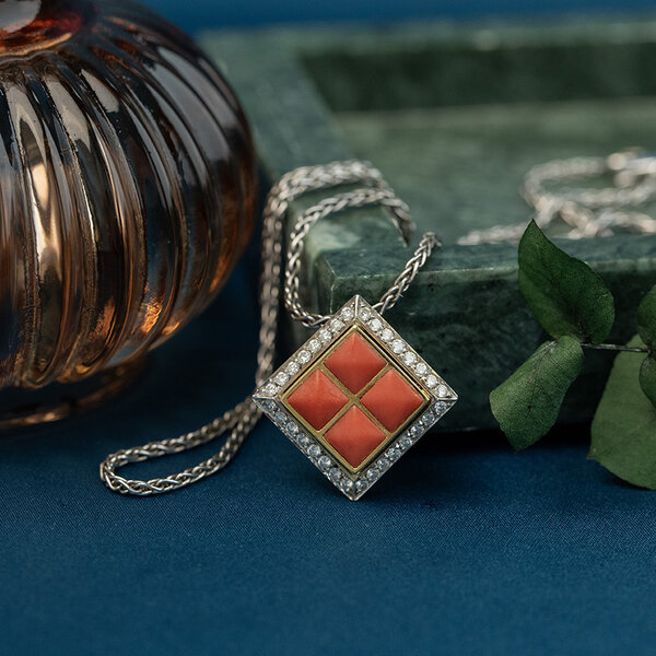 vintage Witgouden collier met hanger met bloedkoraal en diamant 18 krt