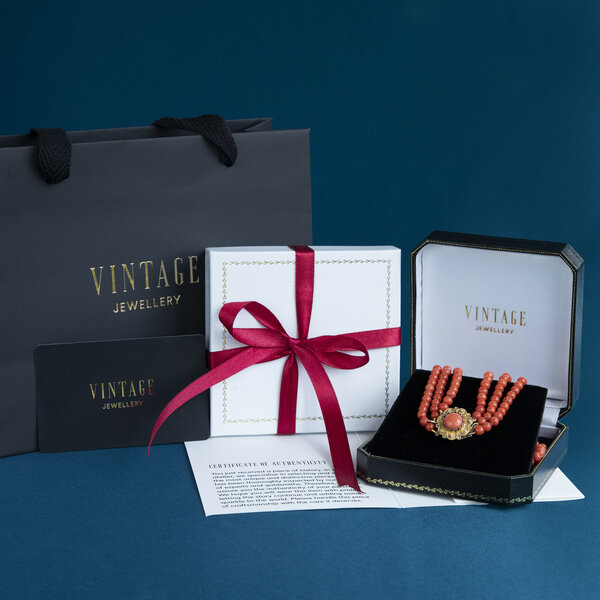 vintage Witgouden collier met hanger met bloedkoraal en diamant 18 krt