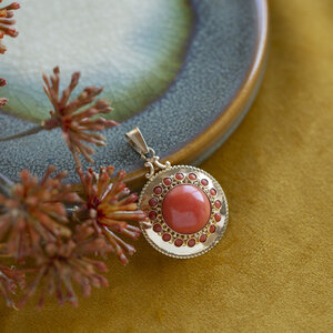 Gold pendant with blood coral 14 krt