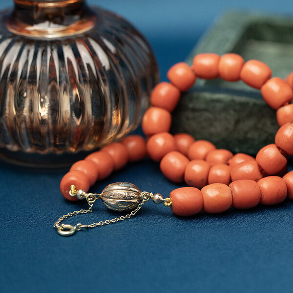 vintage Bloedkoraal collier met gouden sluiting 47 cm 14 krt