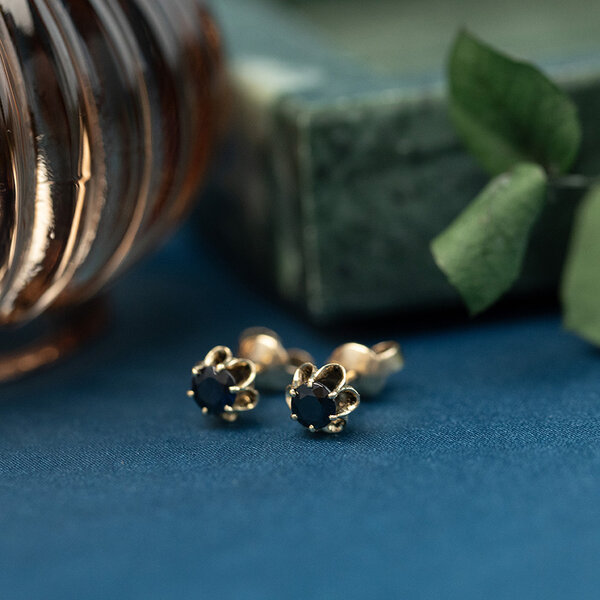 vintage Gouden solitair oorstekers met saffier 14 krt
